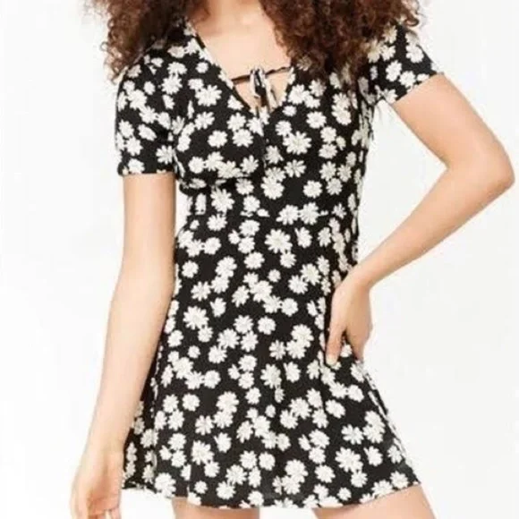 NWT Forever 21 daisy dress